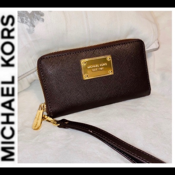 Michael Kors Handbags - MICHAEL KORS Wristlet ✨